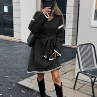 Damen Strickkleid mit Gürtel und V-Ausschnitt WW