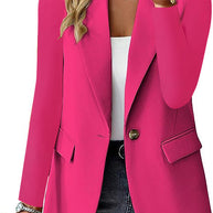 Damen modernes Blazer-Outfit mit elegantem Schnitt und klassischen Details WW