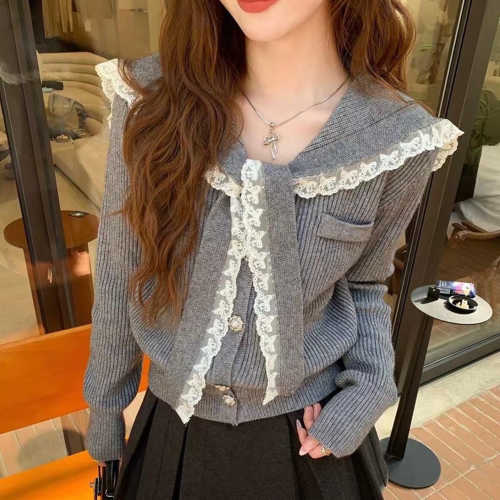 Damen Strickjacke mit Rüschen-Halsband und dekorativen Knöpfen WW