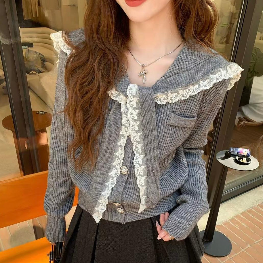 Damen Strickjacke mit Rüschen-Halsband und dekorativen Knöpfen WW
