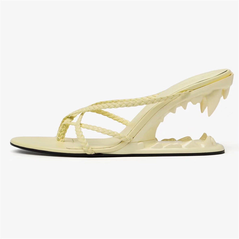 Damen Artistic Thong Sandalen mit einzigartigem skulpturalem Absatz WW