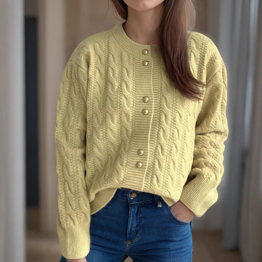 Damen Strickjacke mit eleganter Zopfmusterstruktur und dekorativen Knöpfen WW