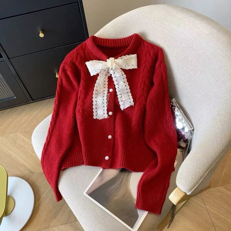 Damen Strickjacke mit dekorativem Spitzenkragen und Knopfverschluss WW