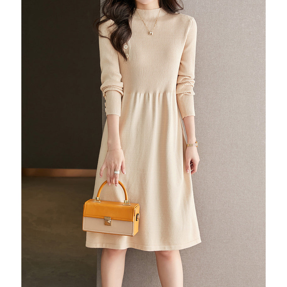 Damen Strickkleid mit eleganten Knopfdetails und Rundhalsausschnitt WW