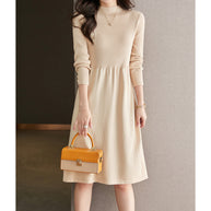 Damen Strickkleid mit eleganten Knopfdetails und Rundhalsausschnitt WW