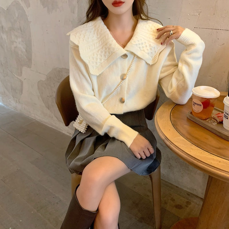 Damen Strickjacke mit breitem Kragen und dekorativen Knöpfen WW