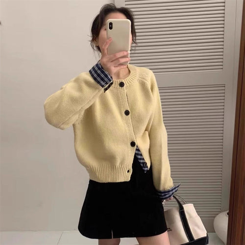 Damen Strickjacke mit eleganten Knopfdetails und hübschem Muster WW