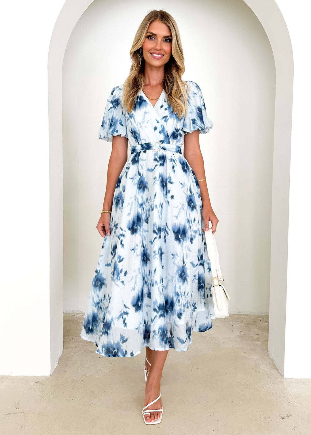 Damen Midikleid mit tailliertem Schnitt, voluminösen Ärmeln und elegantem Wellenmuster W&W Mode