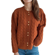 Damen Strickjacke mit eleganter Zopfmusterstruktur und dekorativen Knöpfen WW