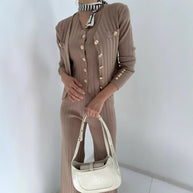 Damen elegantes gestricktes Ensemble mit Knopfdetaillierung WW