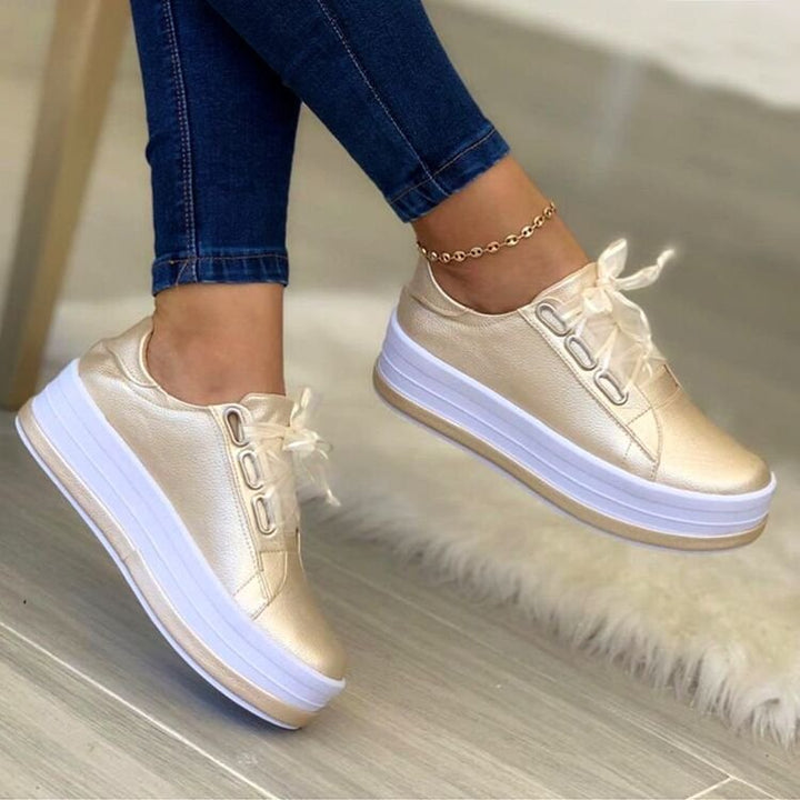 Damen komfortable Plateau-Sneaker mit elegantem Metallic-Obermaterial W&W Mode