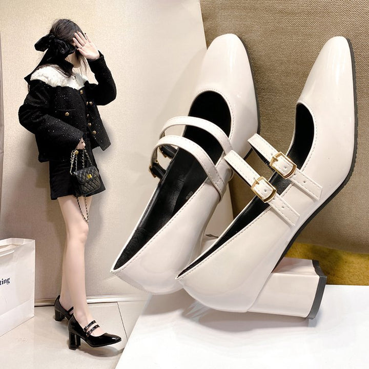 Damen Elegante Mary Jane Pumps mit dekorativen Riemchen und hochglänzendem Finish W&W Mode