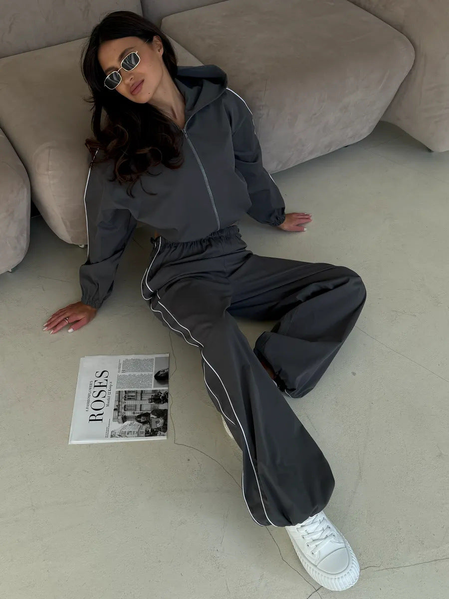 Damen sportliches Set mit funktionalem Kapuzenoberteil und lockerer Hose WW