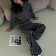 Damen sportliches Set mit funktionalem Kapuzenoberteil und lockerer Hose WW