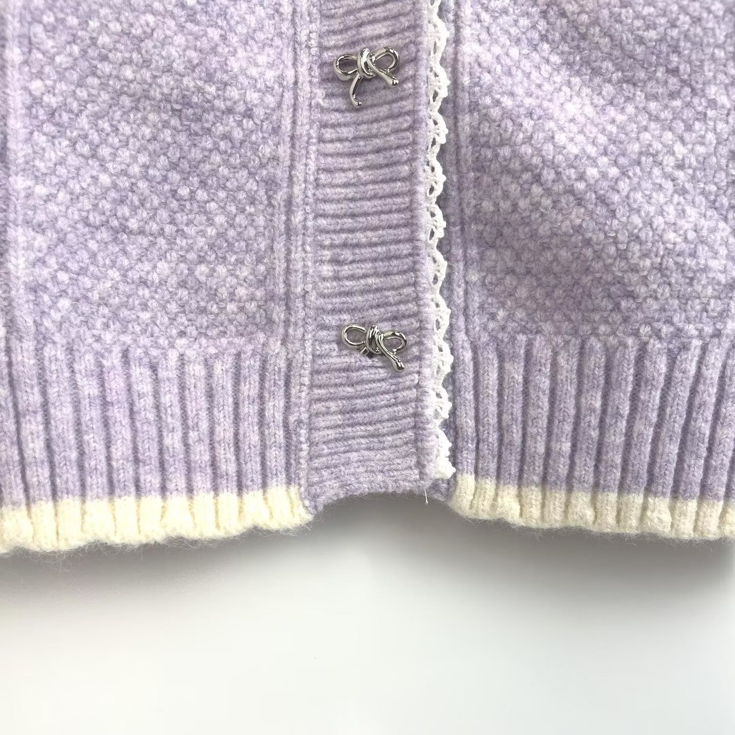 Damen Strickjacke mit romantischen Häkelbesätzen und klassischem Styling WW