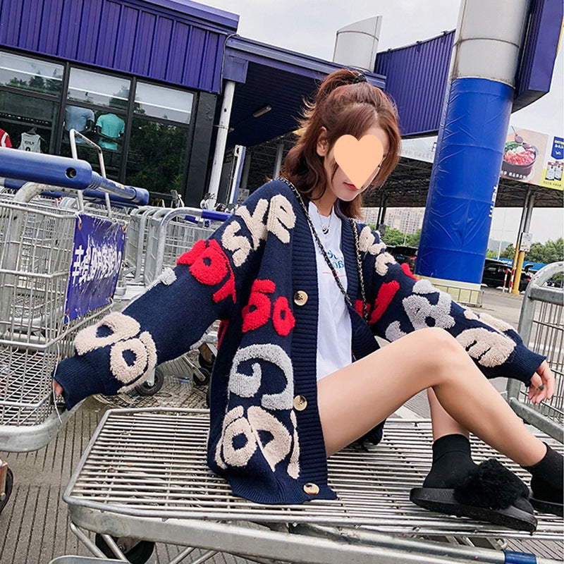 Damen Strickjacke mit einzigartigen 3D-Details und großen Knöpfen WW