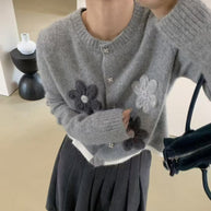 Damen Strickjacke mit floralen Applikationen und Knopfdetails WW