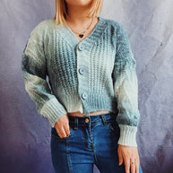 Damen Strickjacke mit romantischem Wellenmuster und Knopfdetails WW