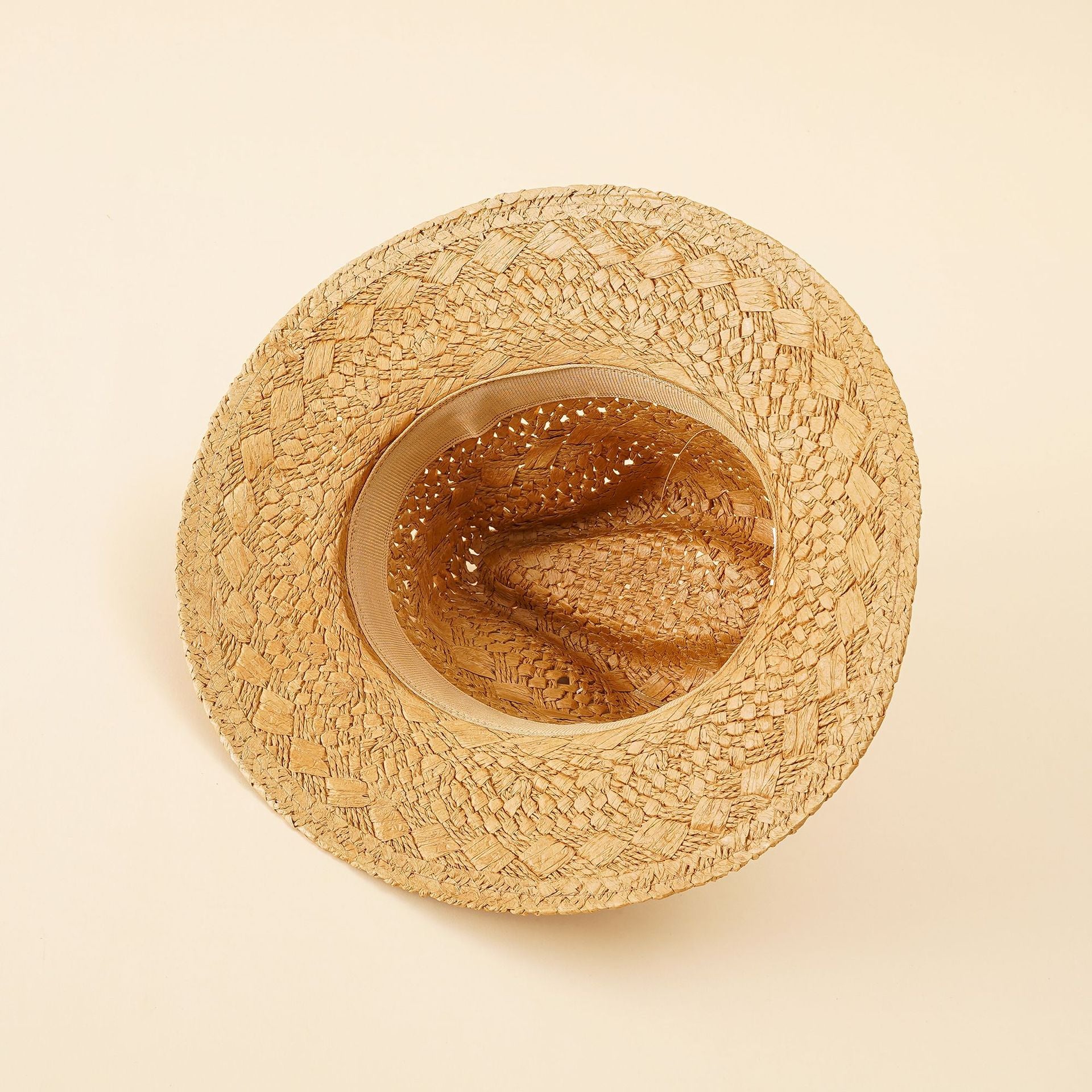 Damen Strohhut im klassischen Fedora-Stil mit breiter Krempe und elegantem Band WW