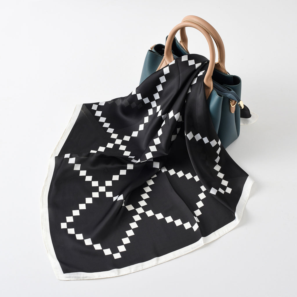 Damen Seidenschal mit modernem grafischen Design und luxuriösem Glanz WW