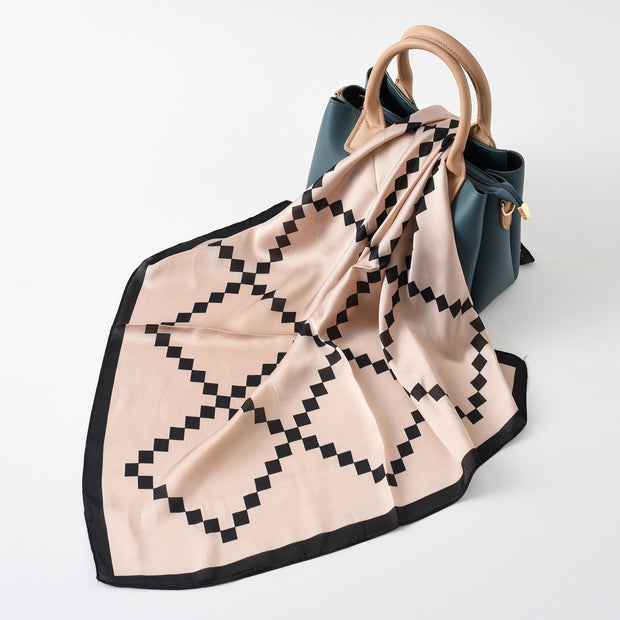 Damen Seidenschal mit modernem grafischen Design und luxuriösem Glanz WW