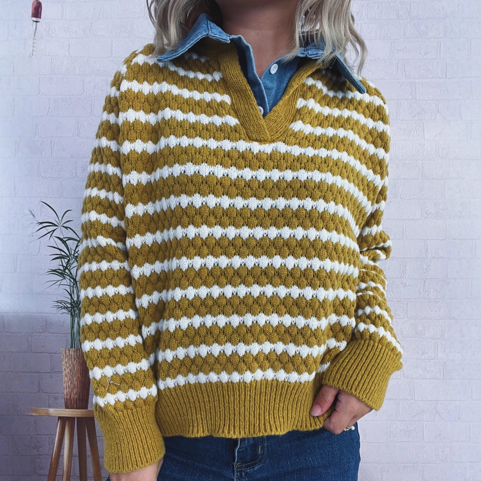 Damen Strickpullover mit tiefem V-Ausschnitt und markantem Streifenmuster WW