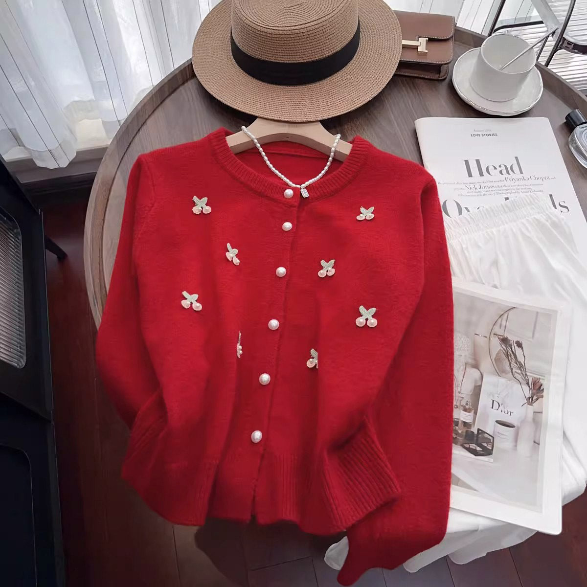 Damen Strickjacke mit floralen Stickereien und Perlenknöpfen WW