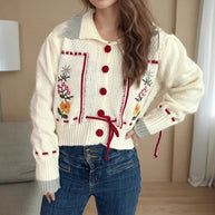 Damen Strickjacke mit floralen Stickereien und dekorativen Knöpfen WW