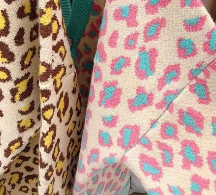 Damen modischer Cardigan mit großem Leopardenmuster und farblich abgesetztem Bündchen W&W Mode