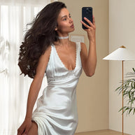 Damen Satin-Maxikleid mit elegantem V-Ausschnitt und feinen Details WW