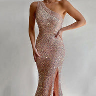 Damen Glamouröses Abendkleid mit asymmetrischem Ausschnitt und schimmernden Details WW