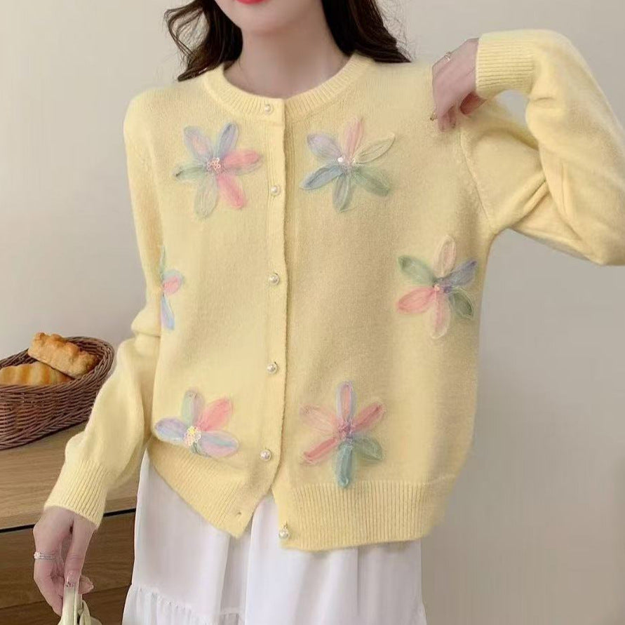Damen Strickjacke mit floralen Stickereien und Knopfverschluss WW