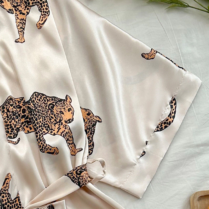 Damen Satin-Kimono-Robe mit lebhaftem Leopardenmotiv und elegantem Gürtel WW