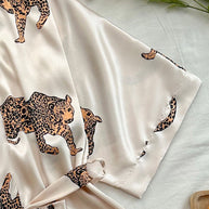 Damen Satin-Kimono-Robe mit lebhaftem Leopardenmotiv und elegantem Gürtel WW