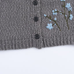 Damen Strickjacke mit floralem Stickmuster und Knopfverschluss WW