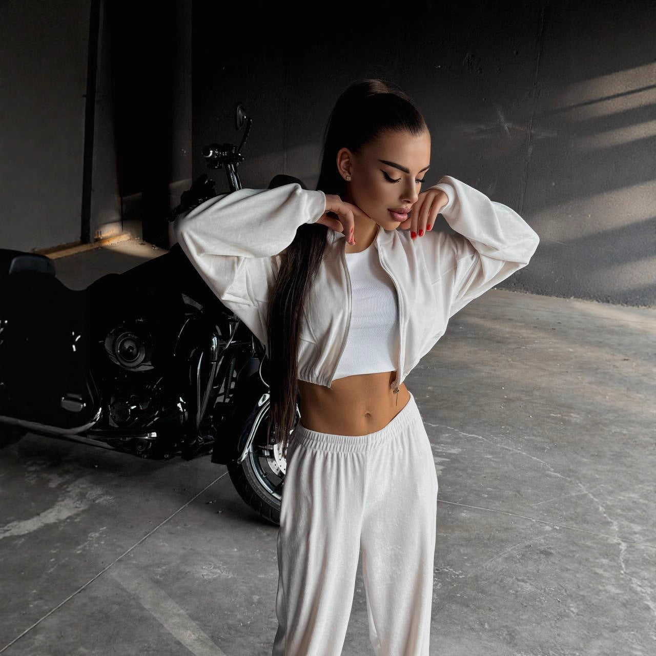 Damen sportliches Set mit cropped Jacke und weiten Hosen WW