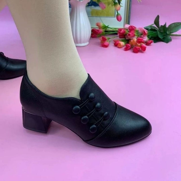 Damen Elegante Heels mit dekorativen Knopfdetails und modernem Blockabsatz W&W Mode