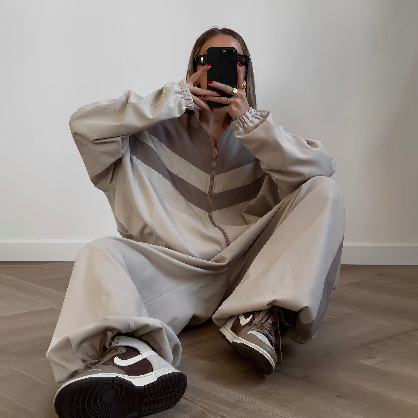 Damen Sportanzug mit Reißverschluss und weit geschnittenen Hosen WW