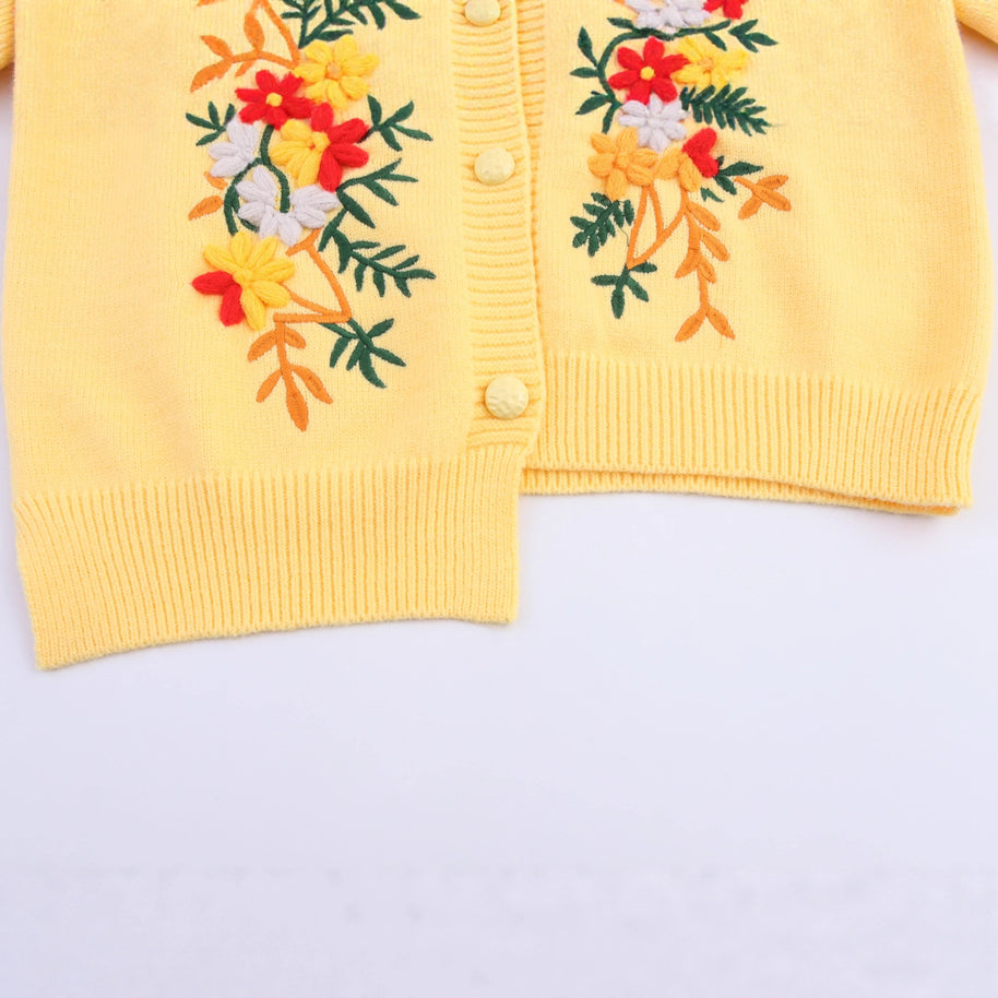 Damen Strickjacke mit floralem Stickdesign und Knopfverschluss WW