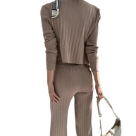 Damen elegantes gestricktes Ensemble mit Knopfdetaillierung WW