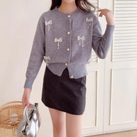 Damen Strickjacke mit Spitzenverzierungen und Knopfdetails WW