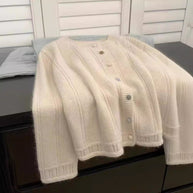 Damen Strickjacke mit dekorativem Rippdesign und Knopfverschluss WW