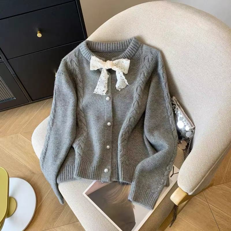 Damen Strickjacke mit dekorativem Spitzenkragen und Knopfverschluss WW