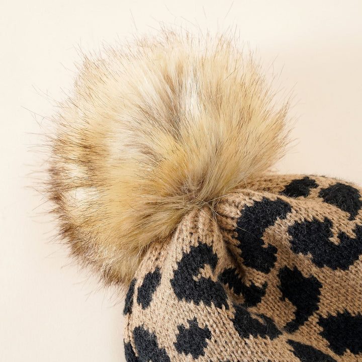 Damen Strickmütze mit elegantem Leopardenmuster und kuscheligem Kunstfellpompon W&W Mode