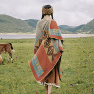 Damen Modischer Poncho mit kunstvollem Muster und fransigen Kanten WW