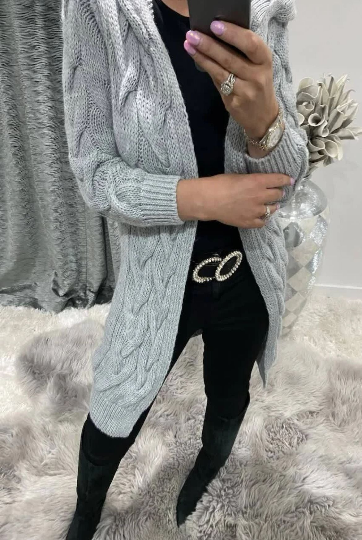 Damen Strickjacke mit tiefen Taschen und kunstvollem Zopfdesign WW