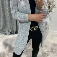 Damen Strickjacke mit tiefen Taschen und kunstvollem Zopfdesign WW