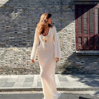 Damen Strick Maxikleid mit tiefem V-Ausschnitt und dekorativer Knopfdetail WW