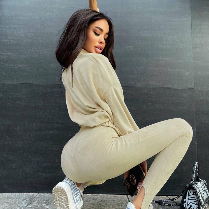 Damen Sportanzug mit hohem Kragen und modischen Puffärmeln WW