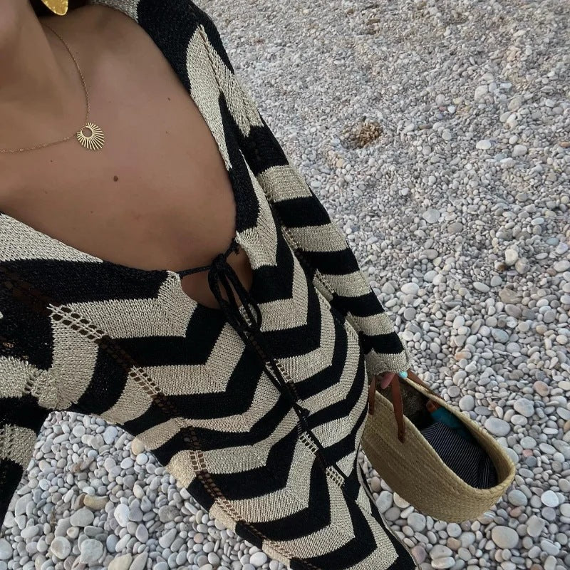 Damen Strickkleid mit modernem Zickzackmuster und tiefem V-Ausschnitt W&W Mode